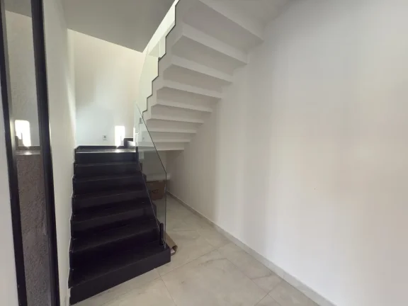 Imagem Casa a venda com 3 suítes, 4 vagas e piscina deslumbrante.