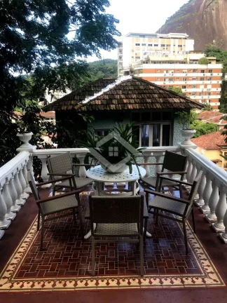 Imagem Casarão histórico estilo castelo, luxo e Requinte