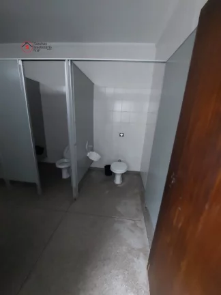 Imagem Salão comercial para alugar. Construido para ser uma igreja, com pulpito e amplo espaço para culto. Possui banheiros, copa, cozinha e escritórios.