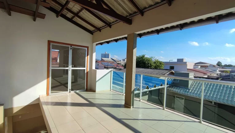 Imagem Casa com 3 dormitórios sendo 1 suíte e 2 vagas de garagem no bairro são Judas Itajai/SC