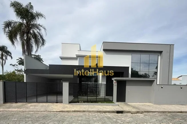 Residência contemporânea localizada na Praia de Itaguaçu, no bairro Ubatuba, a aproximadamente 30...