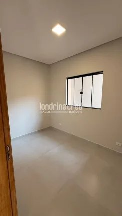 Imagem Casa geminada nova na Zona Norte de Londrina com 3 dormitórios (1 suíte), sala aconchegante, cozinha funcional e excelente localização próxima a comércios