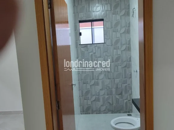 Imagem Casa com 2 quartos (1 suíte), sala com pé direito alto, copa, banheiro social e garagem coberta em lote de 126m² – Pronta para morar!