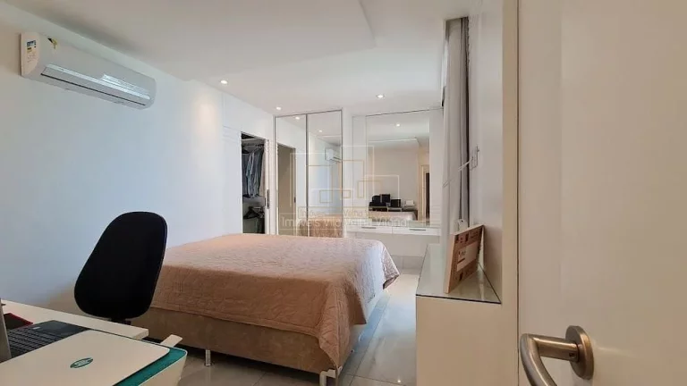 Imagem Apartamento com 4 quartos duas suítes ao lado do Extraplus e a 50 metros do mar