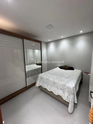 Imagem Linda casa totalmente reformada, localizada na parte alta do bairro, em região tranquila e de excel...