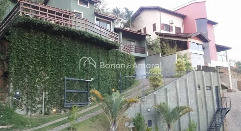 Imagem Linda residência em condomínio fechado, oferecendo três quartos, sendo duas suítes, sala ampla p...
