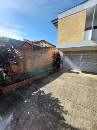 CASA ASSOBRADADA A VENDA, 500 METROS DE TERRENO. 4 DORMITÓRIOS, SENDO 2 SUITES (1 DELAS COM CLOSET E VARANDA), 2 SALAS GRANDES COM AR CONDICIONADO.