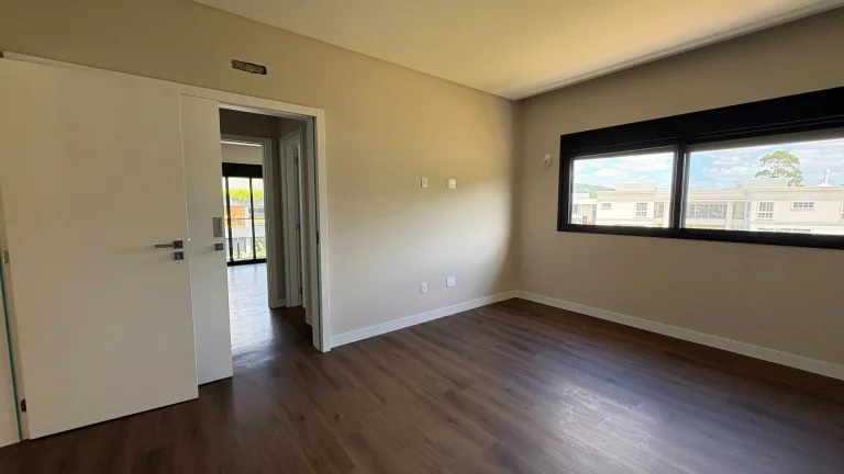 Imagem Casa com 4 dormitórios sendo 4 suítes e 4 vagas de garagem em Camboriú/SC