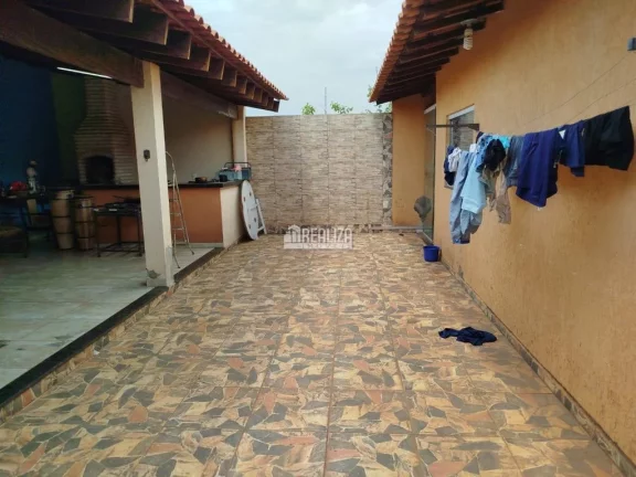 Imagem Casa à venda no Jardim Elza Amuí I, Uberaba: 2 dormitórios com suíte e varanda gourmet