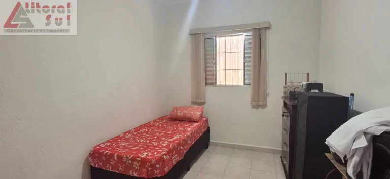 Imagem Casa à venda em Praia Grande-SP, bairro Vilamar, 2 quartos, 1 suíte, 1 sala, 2 banheiros, 95m². Confira já!