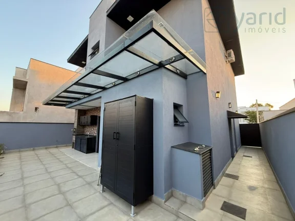 Imagem Casa em Condomínio à Venda em Localização Privilegiada: 3 Quartos, 1 Suíte, 3 Salas, 3 Banheiros, 4 Vagas de Garagem - 205,00 m².