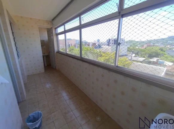 Imagem Apartamento Espaçoso e Ensolarado com 3 Dormitórios (1 suite) e Garagem no Bairr