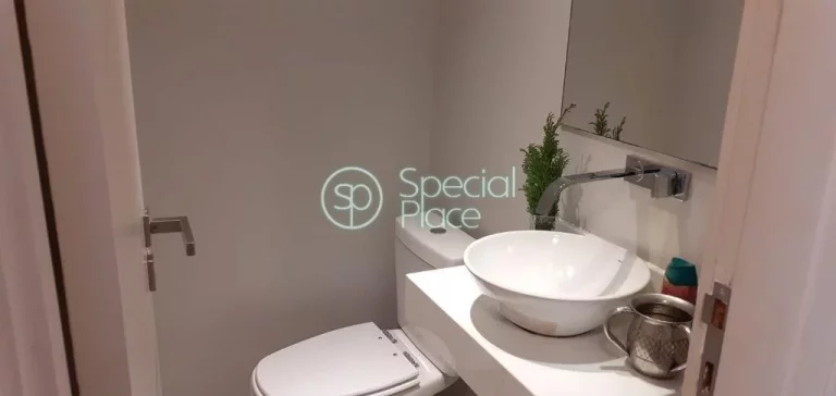 Imagem Apto totalmente reformado e amplo em localizaÃ§Ã£o excepcional! PÃ© direito alto e living com janelÃ...
