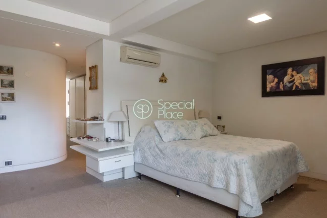 Imagem Essa casa possui cinco dormitórios, sendo quatro suítes, hall, lavabo, sala de jantar, sala de TV ...