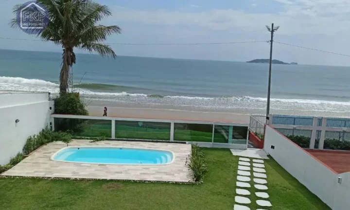Imagem Casa com 4 dormitórios frente mar!