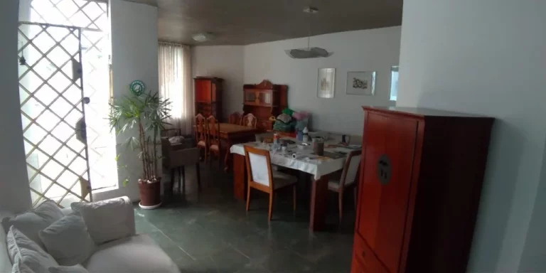 Imagem Casa de Luxo na Vila Ré: 3 Quartos, 3 Suítes, 5 Banheiros, 4 Vagas de Garagem e 426m² de Área em São Paulo-SP.