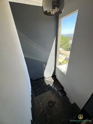 Imagem Linda casa moderna com 3 suítes e área de lazer com piscina em condomínio
