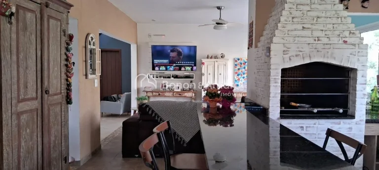 Imagem Essa belíssima residência une o estilo rústico ao moderno em perfeita harmonia, cercada pela natu...