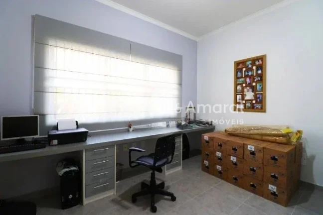 Imagem Casa à venda em condomínio fechado em Campinas - SP. 
Linda casa assobradada com amplo living para...