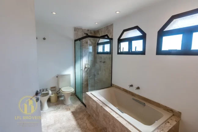 Imagem Muito espaço e privacidade no coração do Itaim Bibi: apartamento para locação, com 3 dormitórios e 3 vagas.