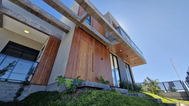Imagem Oportunidade: Casa Alto Padrão à Venda no Bairro Ferraz em Garopaba-SC com Vista Mar!
