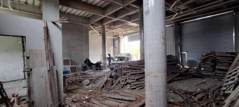 Imagem Aluga-se Galpão 240m², Fachada 17mts, 2 Banheiros (PNE), 6 vagas para clientes, Pé D. 5 mts, estrutura para fazer mezanino, Na Principal Av. de Ribeirão Pires-SP
