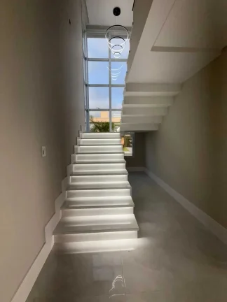 Imagem Casa em condomínio com 4 suítes e 2 vagas de garagem