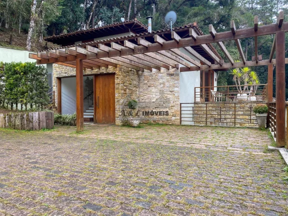 Casa em Campos do Jordão – Com 05 suítes em condomínio fechado