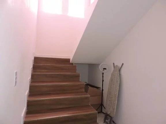 Imagem CASA RECEM REFORMADA EM FRENTE DE UM LAGO