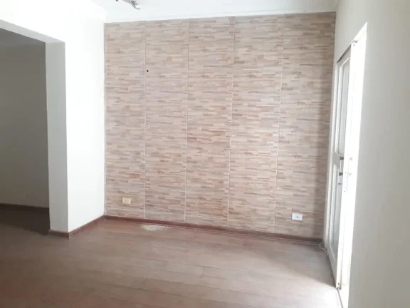 Imagem Casa com 3 dormitórios (1 suite), sala, banheiro social com box blindex e armários, cozinha com AE...
