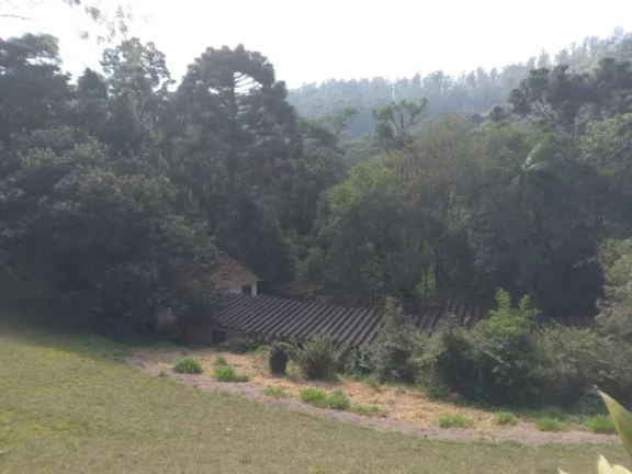 Imagem “Já pensou morar num paraíso com nascentes, colinas, e 7 casas a apenas 50km de São Paulo?”