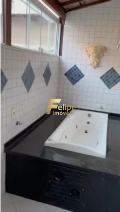 Imagem Que tal morar em um apartamento espaçoso, com 2 quartos, sendo 1 suíte, 2 salas, 2 banheiros e 80,00 m2 de área, além de uma vaga de garagem e área externa lateral?