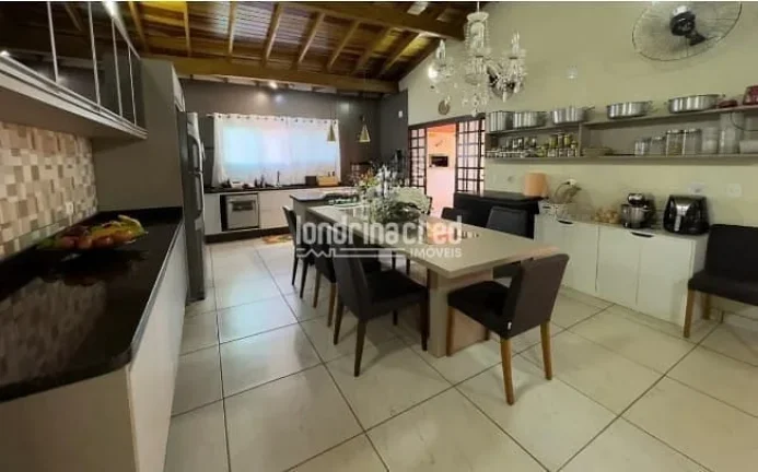 Imagem Chácara em Alvorada do Sul – 5 Suítes, Piscina, Churrasqueira e Área Verde | 450m² Construídos em Terreno de 1.200m² | Venda com Porteira Fechada!