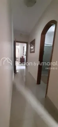 Imagem Excelente casa à venda, com 230m² de área construída no Parque Taquaral, em Campinas. Contendo 3...