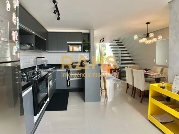 Imagem Sobrado Geminado com 115 m² de área construída com 1 suíte e 2 quartos, 2 vagas de garagem a ven...