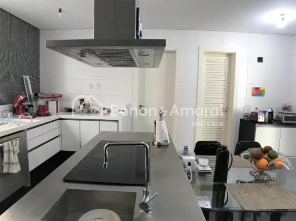 Imagem Linda e espaçosa casa de condomínio com área de 704 m². O imóvel possui living com pé direito ...