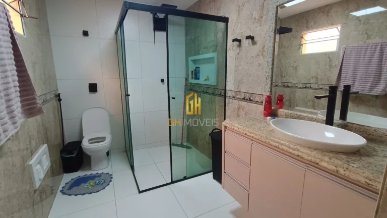 Imagem CA1811Belíssima casa com 3 suítes plenas e piscina localizada no Jardim Petrópolis A casa possui ...