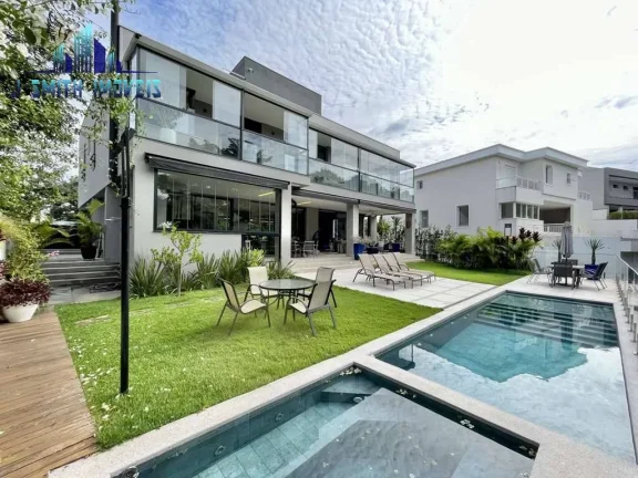 Imagem CASA À VENDA DE PORTEIRA FECHADA! Impecável, 4 suítes, elevador, piscina
