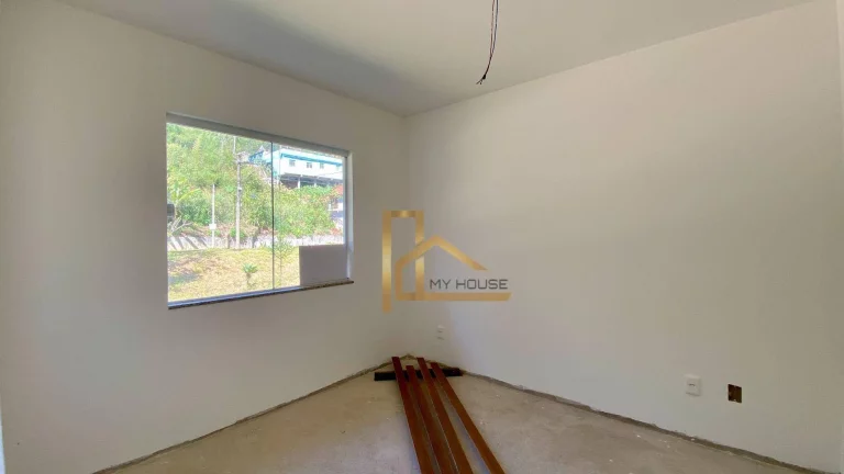 Imagem Casa Linear Com 3 Quartos, Suíte e Quintal a Venda em Albuquerque - Teresópolis-RJ.