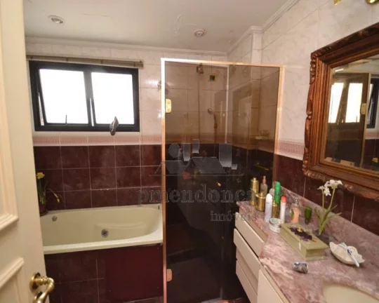 Imagem Excelente apartamento, living para 3 ambientes, com lareira, piso em tabuas largas, ampla varanda, 3...