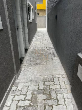 Imagem Casa tipo sobreposta baixa NOVA, 2 dormitórios, quintal, OPORTUNIDADE.