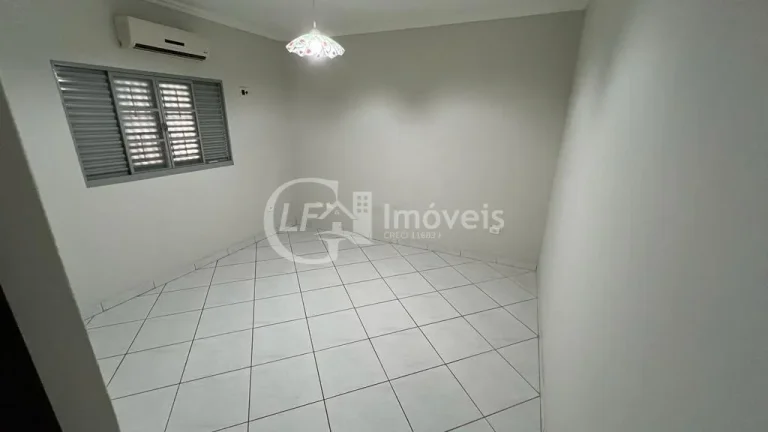 Imagem Impecável casa à venda na Vila Taquarussu, Campo Grande-MS: 3 quartos, 1 suíte, 3 salas, 2 banheiros, 15 vagas, 190m².