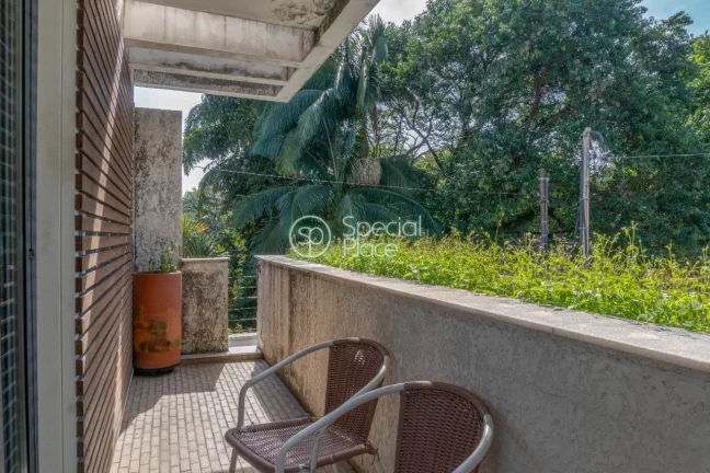 Imagem Essa casa possui cinco dormitórios, sendo quatro suítes, hall, lavabo, sala de jantar, sala de TV ...