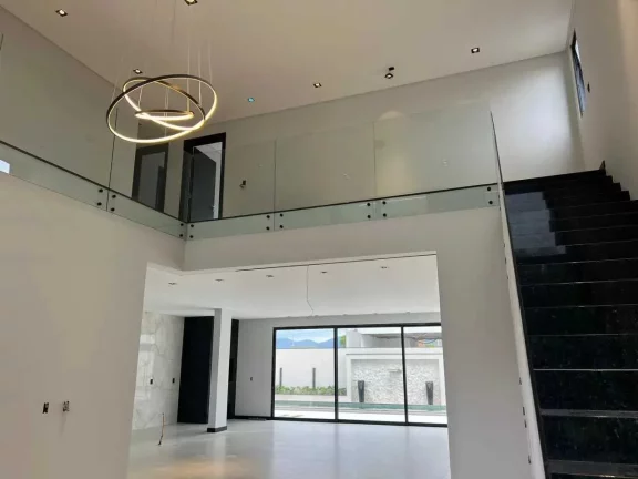 Imagem Casa nova no Condomínio Caledônia com 5 suítes e 4 vagas de garagem em Camboriú-SC