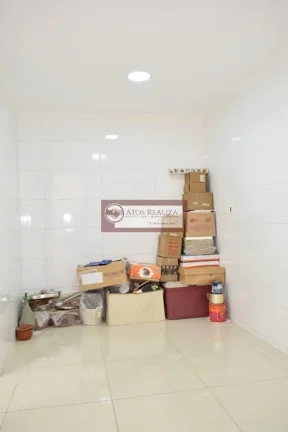 Imagem Sobrado no Jardim Umuarama com 4 quartos, sendo 2 suítes, sala de estar, lavabo, sala de jantar, cozinha e ampla copa. Piso em porcelanato, tanto no térreo como no andar superior. Armários nos quartos e cozinha. Home office/edícula completa, lavanderia, e