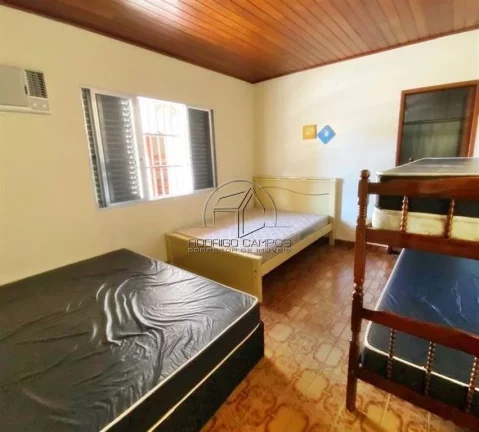 Imagem Espaçosa Casa Isolada à Venda no Ocian, Praia Grande - 4 Quartos e Piscina