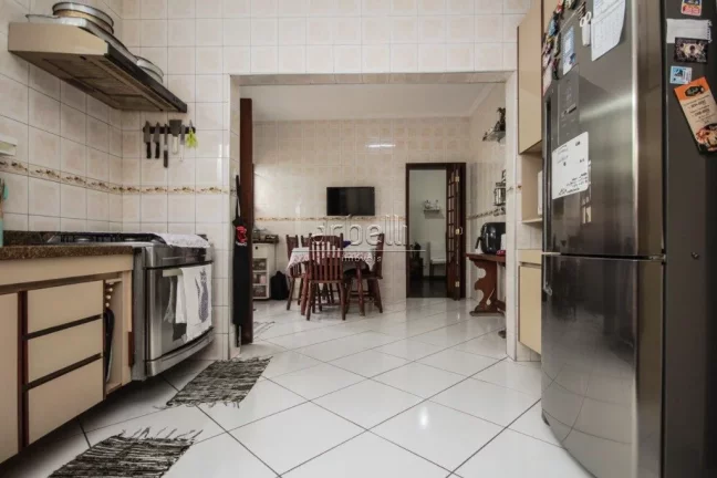 Imagem Casa com 270M², salas de estar, jantar e TV, cozinha, 3 dormitórios suítes, lavabo, área de serv...
