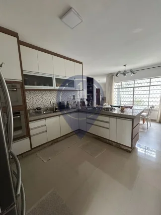Imagem Casa de Alto Padrão para Venda ou Locação no Brooklin Paulista, São Paulo-SP: 3 Quartos, 2 Salas, 2 Banheiros, 3 Vagas, 250m².