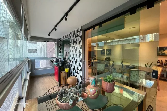 Imagem Localizado no vibrante bairro da Savassi, este apartamento oferece uma experiência de vida urbana s...