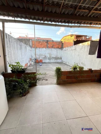 Imagem VENDO CASA DE 2/4 SENDO UMA SUITE